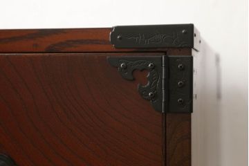 中古　美品　欅産業　凝ったつくりの大振りの金具が目を惹く仙台箪笥サイドボード(サイドチェスト、ローチェスト、収納箪笥、衣装箪笥、引き出し)(R-060574)