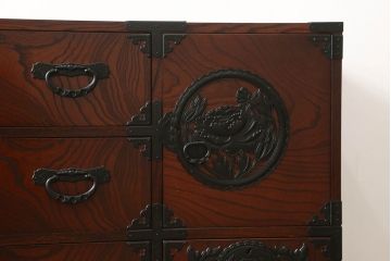 中古　美品　欅産業　凝ったつくりの大振りの金具が目を惹く仙台箪笥サイドボード(サイドチェスト、ローチェスト、収納箪笥、衣装箪笥、引き出し)(R-060574)