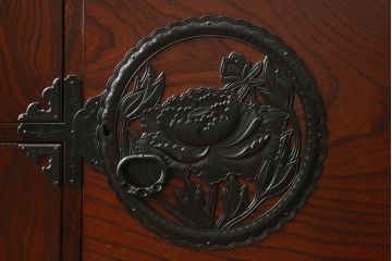 中古　美品　欅産業　凝ったつくりの大振りの金具が目を惹く仙台箪笥サイドボード(サイドチェスト、ローチェスト、収納箪笥、衣装箪笥、引き出し)(R-060574)