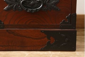 中古　美品　欅産業　凝ったつくりの大振りの金具が目を惹く仙台箪笥サイドボード(サイドチェスト、ローチェスト、収納箪笥、衣装箪笥、引き出し)(R-060574)