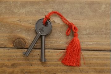 中古　美品　欅産業　凝ったつくりの大振りの金具が目を惹く仙台箪笥サイドボード(サイドチェスト、ローチェスト、収納箪笥、衣装箪笥、引き出し)(R-060574)