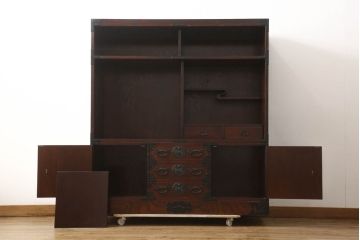 中古　美品　仙台箪笥　凝ったつくりの大振りな金具が目を惹く茶箪笥(茶棚、食器棚、収納棚、戸棚、キャビネット)(定価約70万円)(R-060575)