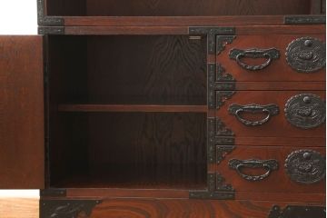 中古　美品　仙台箪笥　凝ったつくりの大振りな金具が目を惹く茶箪笥(茶棚、食器棚、収納棚、戸棚、キャビネット)(定価約70万円)(R-060575)