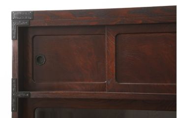 中古　美品　仙台箪笥　凝ったつくりの大振りな金具が目を惹く茶箪笥(茶棚、食器棚、収納棚、戸棚、キャビネット)(定価約70万円)(R-060575)