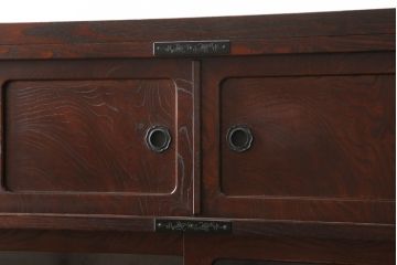 中古　美品　仙台箪笥　凝ったつくりの大振りな金具が目を惹く茶箪笥(茶棚、食器棚、収納棚、戸棚、キャビネット)(定価約70万円)(R-060575)