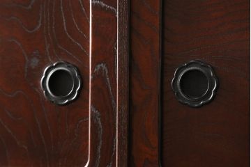 中古　美品　仙台箪笥　凝ったつくりの大振りな金具が目を惹く茶箪笥(茶棚、食器棚、収納棚、戸棚、キャビネット)(定価約70万円)(R-060575)