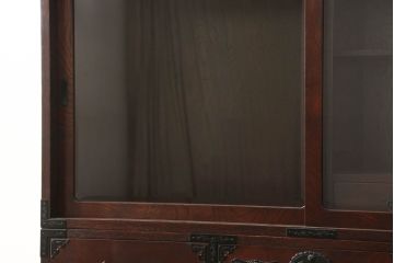 中古　美品　仙台箪笥　凝ったつくりの大振りな金具が目を惹く茶箪笥(茶棚、食器棚、収納棚、戸棚、キャビネット)(定価約70万円)(R-060575)