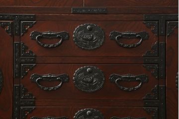 中古　美品　仙台箪笥　凝ったつくりの大振りな金具が目を惹く茶箪笥(茶棚、食器棚、収納棚、戸棚、キャビネット)(定価約70万円)(R-060575)