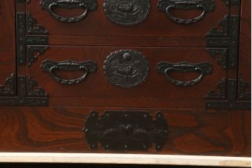 中古　美品　仙台箪笥　凝ったつくりの大振りな金具が目を惹く茶箪笥(茶棚、食器棚、収納棚、戸棚、キャビネット)(定価約70万円)(R-060575)