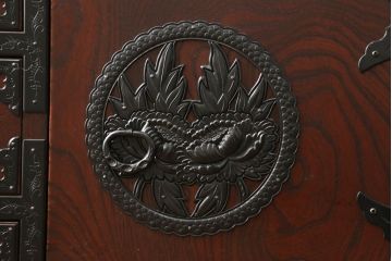 中古　美品　仙台箪笥　凝ったつくりの大振りな金具が目を惹く茶箪笥(茶棚、食器棚、収納棚、戸棚、キャビネット)(定価約70万円)(R-060575)