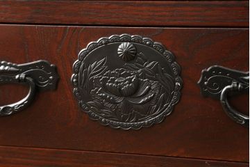 中古　美品　仙台箪笥　凝ったつくりの大振りな金具が目を惹く茶箪笥(茶棚、食器棚、収納棚、戸棚、キャビネット)(定価約70万円)(R-060575)