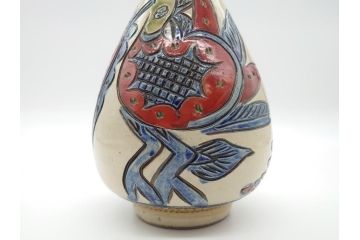 新垣薫作　壺屋焼　ダイナミックで鮮やかな魚文の花瓶(琉球陶器)(R-060585)