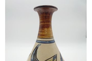 新垣薫作　壺屋焼　ダイナミックで鮮やかな魚文の花瓶(琉球陶器)(R-060585)