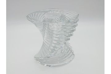 フランス　バカラ　Baccarat　螺旋状の美しいフォルムが印象的な花瓶　ツイスト　18cm(フラワーベース、フルレッドクリスタルガラス、箱なし)(R-060588)