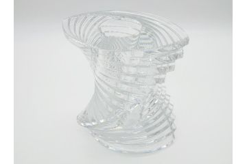 フランス　バカラ　Baccarat　螺旋状の美しいフォルムが印象的な花瓶　ツイスト　18cm(フラワーベース、フルレッドクリスタルガラス、箱なし)(R-060588)