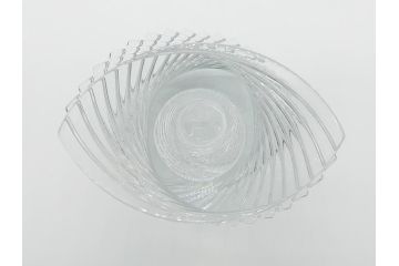 フランス　バカラ　Baccarat　螺旋状の美しいフォルムが印象的な花瓶　ツイスト　18cm(フラワーベース、フルレッドクリスタルガラス、箱なし)(R-060588)