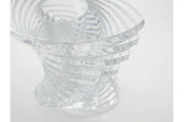 フランス　バカラ　Baccarat　螺旋状の美しいフォルムが印象的な花瓶　ツイスト　18cm(フラワーベース、フルレッドクリスタルガラス、箱なし)(R-060588)
