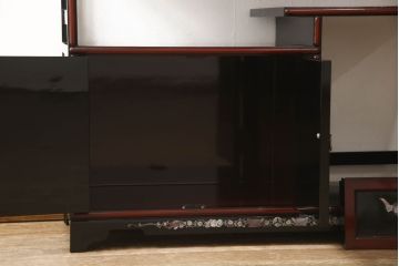 中古　アジア民芸家具　豪華な螺鈿(らでん)細工が美しい飾り棚(ラデン、収納棚、戸棚、茶棚、違い棚)(定価約90万円)(R-060591)