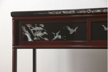 中古　アジア民芸家具　豪華な螺鈿(らでん)細工が美しい飾り棚(ラデン、収納棚、戸棚、茶棚、違い棚)(定価約90万円)(R-060591)