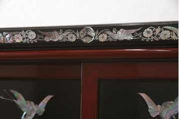 中古　アジア民芸家具　豪華な螺鈿(らでん)細工が美しい飾り棚(ラデン、収納棚、戸棚、茶棚、違い棚)(定価約90万円)(R-060591)