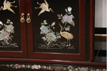 中古　アジア民芸家具　豪華な螺鈿(らでん)細工が美しい飾り棚(ラデン、収納棚、戸棚、茶棚、違い棚)(定価約90万円)(R-060591)
