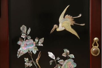 中古　アジア民芸家具　豪華な螺鈿(らでん)細工が美しい飾り棚(ラデン、収納棚、戸棚、茶棚、違い棚)(定価約90万円)(R-060591)
