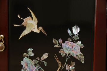 中古　アジア民芸家具　豪華な螺鈿(らでん)細工が美しい飾り棚(ラデン、収納棚、戸棚、茶棚、違い棚)(定価約90万円)(R-060591)