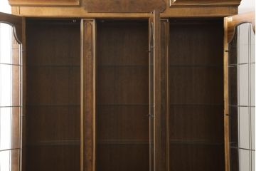中古　美品　DREXEL HERITAGE(ドレクセルヘリテイジ)　FRANCESCA(フランチェスカ)シリーズ 照明付き!堂々とした佇まいのキャビネット(収納棚、戸棚、食器棚、カップボード)(定価約141万円)(R-060595)