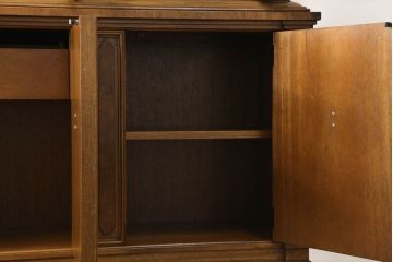 中古　美品　DREXEL HERITAGE(ドレクセルヘリテイジ)　FRANCESCA(フランチェスカ)シリーズ 照明付き!堂々とした佇まいのキャビネット(収納棚、戸棚、食器棚、カップボード)(定価約141万円)(R-060595)