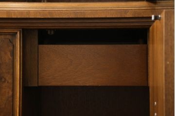 中古　美品　DREXEL HERITAGE(ドレクセルヘリテイジ)　FRANCESCA(フランチェスカ)シリーズ 照明付き!堂々とした佇まいのキャビネット(収納棚、戸棚、食器棚、カップボード)(定価約141万円)(R-060595)