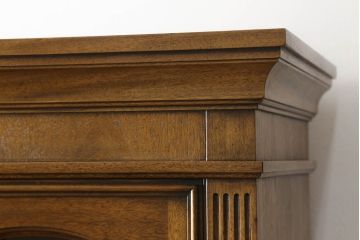 中古　美品　DREXEL HERITAGE(ドレクセルヘリテイジ)　FRANCESCA(フランチェスカ)シリーズ 照明付き!堂々とした佇まいのキャビネット(収納棚、戸棚、食器棚、カップボード)(定価約141万円)(R-060595)