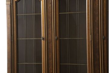 中古　美品　DREXEL HERITAGE(ドレクセルヘリテイジ)　FRANCESCA(フランチェスカ)シリーズ 照明付き!堂々とした佇まいのキャビネット(収納棚、戸棚、食器棚、カップボード)(定価約141万円)(R-060595)