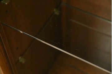 中古　美品　DREXEL HERITAGE(ドレクセルヘリテイジ)　FRANCESCA(フランチェスカ)シリーズ 照明付き!堂々とした佇まいのキャビネット　定価約141万円相当　(R-060595)