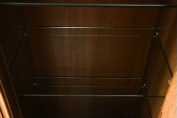 中古　美品　DREXEL HERITAGE(ドレクセルヘリテイジ)　FRANCESCA(フランチェスカ)シリーズ 照明付き!堂々とした佇まいのキャビネット　定価約141万円相当　(R-060595)