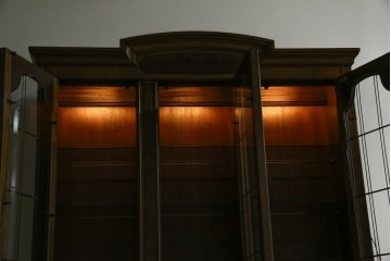 中古　美品　DREXEL HERITAGE(ドレクセルヘリテイジ)　FRANCESCA(フランチェスカ)シリーズ 照明付き!堂々とした佇まいのキャビネット　定価約141万円相当　(R-060595)