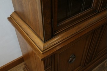 中古　美品　DREXEL HERITAGE(ドレクセルヘリテイジ)　FRANCESCA(フランチェスカ)シリーズ 照明付き!堂々とした佇まいのキャビネット　定価約141万円相当　(R-060595)