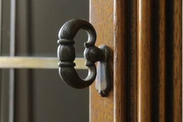 中古　美品　DREXEL HERITAGE(ドレクセルヘリテイジ)　FRANCESCA(フランチェスカ)シリーズ 照明付き!堂々とした佇まいのキャビネット　定価約141万円相当　(R-060595)