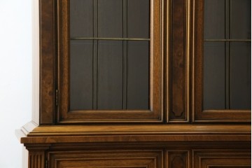 中古　美品　DREXEL HERITAGE(ドレクセルヘリテイジ)　FRANCESCA(フランチェスカ)シリーズ 照明付き!堂々とした佇まいのキャビネット　定価約141万円相当　(R-060595)