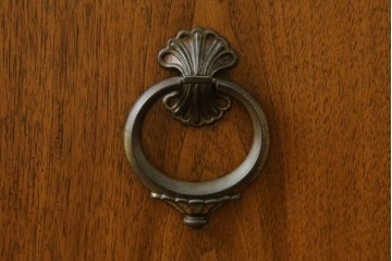 中古　美品　DREXEL HERITAGE(ドレクセルヘリテイジ)　FRANCESCA(フランチェスカ)シリーズ 照明付き!堂々とした佇まいのキャビネット　定価約141万円相当　(R-060595)