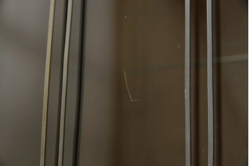 中古　美品　DREXEL HERITAGE(ドレクセルヘリテイジ)　FRANCESCA(フランチェスカ)シリーズ 照明付き!堂々とした佇まいのキャビネット　定価約141万円相当　(R-060595)