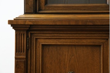 中古　美品　DREXEL HERITAGE(ドレクセルヘリテイジ)　FRANCESCA(フランチェスカ)シリーズ 照明付き!堂々とした佇まいのキャビネット　定価約141万円相当　(R-060595)