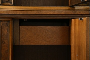 中古　美品　DREXEL HERITAGE(ドレクセルヘリテイジ)　FRANCESCA(フランチェスカ)シリーズ 照明付き!堂々とした佇まいのキャビネット　定価約141万円相当　(R-060595)