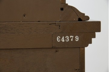 中古　美品　DREXEL HERITAGE(ドレクセルヘリテイジ)　FRANCESCA(フランチェスカ)シリーズ 照明付き!堂々とした佇まいのキャビネット　定価約141万円相当　(R-060595)