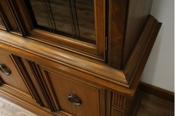 中古　美品　DREXEL HERITAGE(ドレクセルヘリテイジ)　FRANCESCA(フランチェスカ)シリーズ 照明付き!堂々とした佇まいのキャビネット　定価約141万円相当　(R-060595)