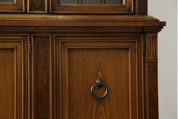 中古　美品　DREXEL HERITAGE(ドレクセルヘリテイジ)　FRANCESCA(フランチェスカ)シリーズ 照明付き!堂々とした佇まいのキャビネット　定価約141万円相当　(R-060595)