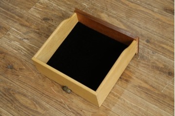 中古　美品　DREXEL HERITAGE(ドレクセルヘリテイジ)　FRANCESCA(フランチェスカ)シリーズ 照明付き!堂々とした佇まいのキャビネット　定価約141万円相当　(R-060595)