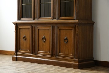 中古　美品　DREXEL HERITAGE(ドレクセルヘリテイジ)　FRANCESCA(フランチェスカ)シリーズ 照明付き!堂々とした佇まいのキャビネット　定価約141万円相当　(R-060595)