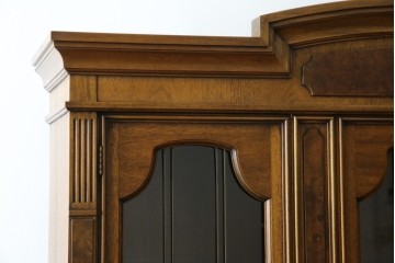 中古　美品　DREXEL HERITAGE(ドレクセルヘリテイジ)　FRANCESCA(フランチェスカ)シリーズ 照明付き!堂々とした佇まいのキャビネット　定価約141万円相当　(R-060595)