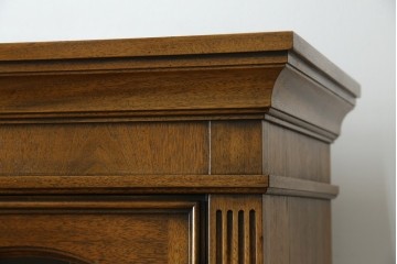 中古　美品　DREXEL HERITAGE(ドレクセルヘリテイジ)　FRANCESCA(フランチェスカ)シリーズ 照明付き!堂々とした佇まいのキャビネット　定価約141万円相当　(R-060595)