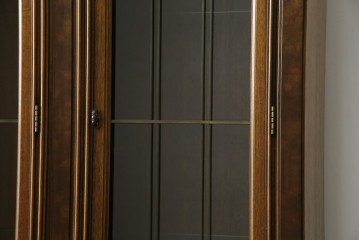 中古　美品　DREXEL HERITAGE(ドレクセルヘリテイジ)　FRANCESCA(フランチェスカ)シリーズ 照明付き!堂々とした佇まいのキャビネット　定価約141万円相当　(R-060595)